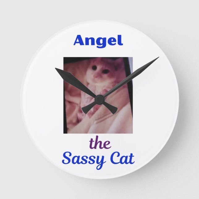 Angel the Sassy Cat Wall Clock Rund Klocka (Framsida)