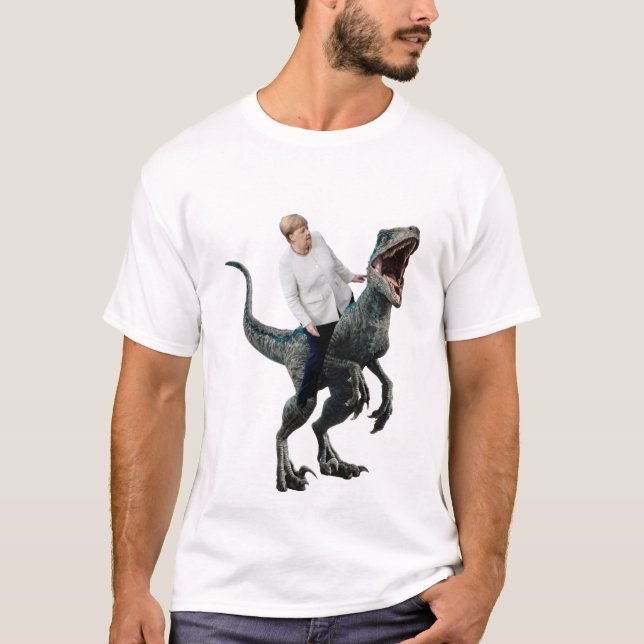Angela Merkel rider på en "velociraptor Sticker" T Shirt (Framsida)