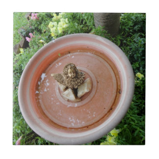 Ängeln i fågelbad belägger med tegel kakelplatta