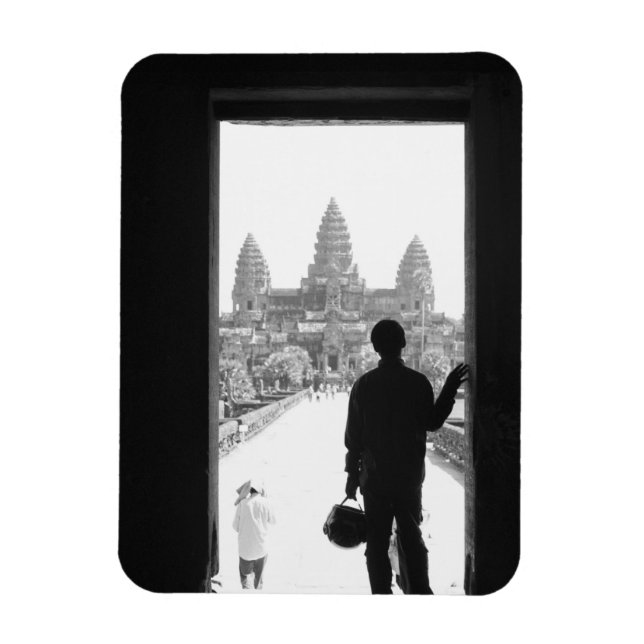 Angkor Kambodja, dörr och person Angkor Wat Magnet (Vertikal)
