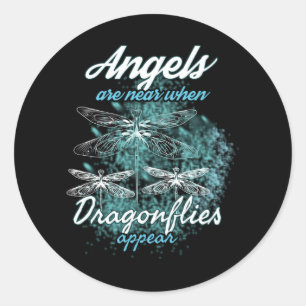 Änglar är nära när dragonflies visas runt klistermärke
