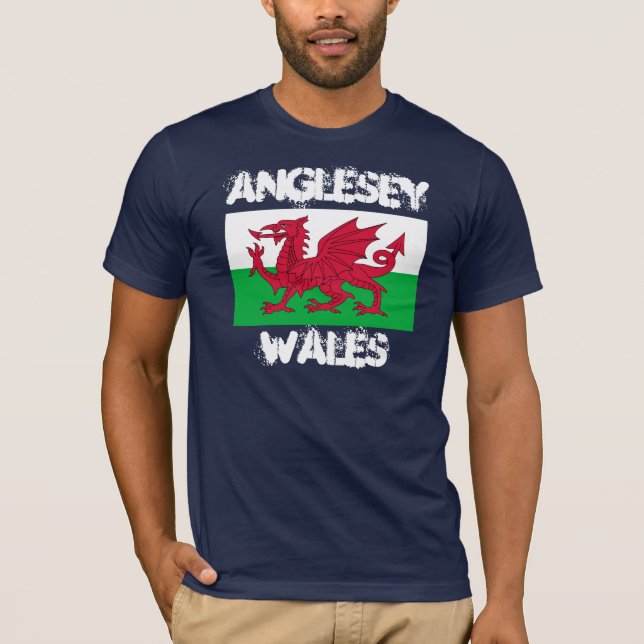 Anglesey, Wales med Welsh flagga Tee (Framsida)