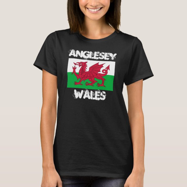 Anglesey, Wales med Welsh flagga Tee Shirt (Framsida)