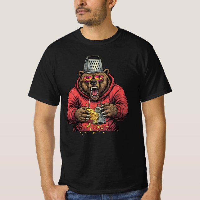 Angry Bear Grating Cheese with Cheese Grater Hat T Shirt (Framsida)