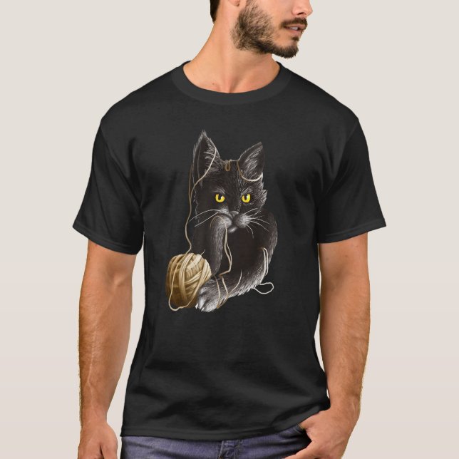 Angry Cat With Yellow eyes Stuck in a Ball of Stri T Shirt (Framsida)