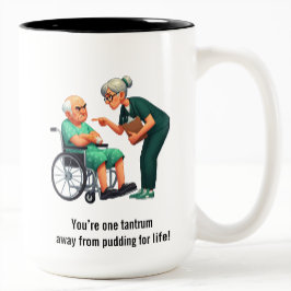 Angry Nurse Dealing With Stubborn Elderly Patient Två-Tonad Mugg