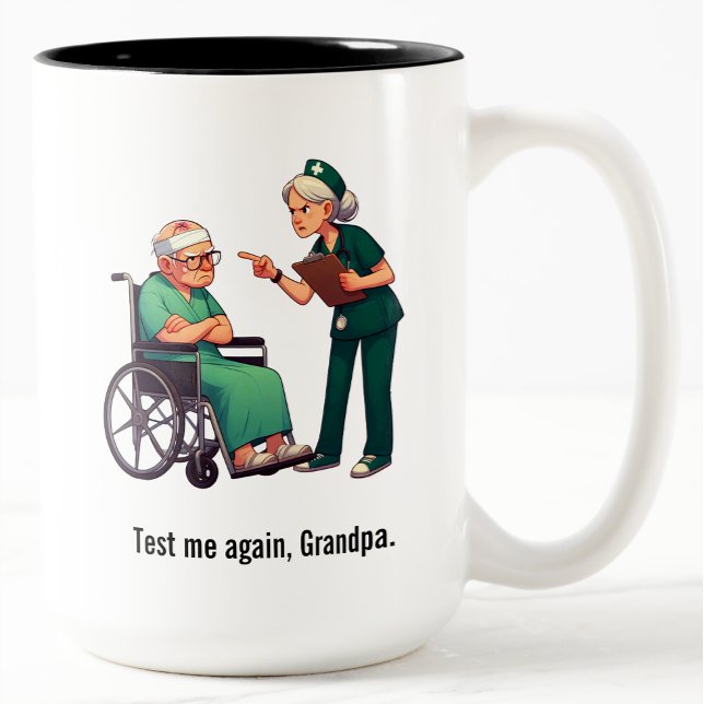 Angry Nurse Dealing With Stubborn Elderly Patient  Två-Tonad Mugg (Skapare uppladdad)