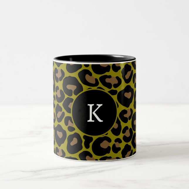 Animal print leopard olive green black initial Två-Tonad mugg (Center)