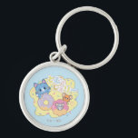 Anime Donut Delight med Tom, Jerry och Tuffy Rund Silverfärgad Nyckelring<br><div class="desc">Den här fängslande anime-stil-grafiken har den ikoniska duon "Tom och Jerry" tillsammans med deras lilla vän Tuffy i ett sött äventyr. Tom, den blå katten, håller glatt fast på en gigantisk lavender-donut, hans ögon-tvillingar med lekfull missöde. Förutom honom delar Jerry, den smarta bruna musen, en rosa som frostigt med Tuffy,...</div>