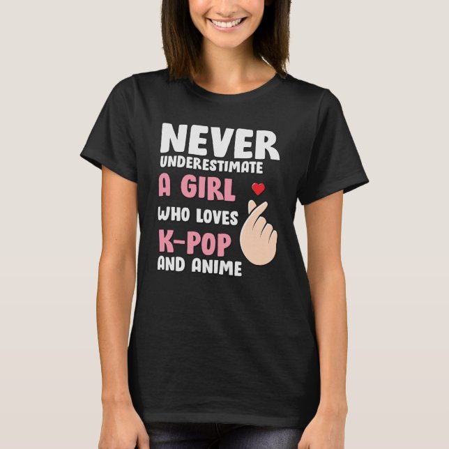 Anime & K-pop Quotes : Never Underestimate a Girl T Shirt (Framsida)