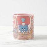 Anime Tom, Jerry och Tuffy Bakery Mugg<br><div class="desc">Den här charmerande animerade bilden transporterar tittarna till en pastellbakeri där de älskade färgaderna från "Tom och Jerry" är upptagna med att piska upp utsökta slitningar. Tom, som donerar en kockhatt, är lycklig kocken, som med glädje förbereder en kaka med färska frukter. Tuffy, tittar innehåll, sitter på en fruktplatta medan...</div>