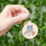 Anime Tom, Jerry och Tuffy Dessert Parlor Nyckelring<br><div class="desc">Den här fina animerade bilden fångar själva kärnan av roligt och söthet. Tom, den muntra katten, är skicklig med en strimlad skärm som söker sig från en gigantisk, överflödig skål av färglös glass. Hans stora, grönt ögon och vänliga leende bidrar till scenens inbjudande stämning. Han är Jerry och Tuffy, som...</div>