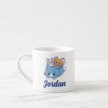 Anime Tom, Jerry och Tuffy Espressomugg<br><div class="desc">Den här förtjusande animerade bilden har Tom, Jerry och Tuffy i en underbar visning av kamaraderie och roligt. Tom, den stora grått-katten, har ett stort, välkomnande leende som fungerar som en mjuk och mysigt plats för sina små vänner. Jerry, den bruna musen, och Tuffy, grått-musen, är lyckligt förtjust i Tom...</div>