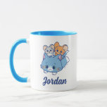 Anime Tom, Jerry och Tuffy Mugg<br><div class="desc">Den här förtjusande animerade bilden har Tom, Jerry och Tuffy i en underbar visning av kamaraderie och roligt. Tom, den stora grått-katten, har ett stort, välkomnande leende som fungerar som en mjuk och mysigt plats för sina små vänner. Jerry, den bruna musen, och Tuffy, grått-musen, är lyckligt förtjust i Tom...</div>