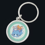 Anime Tom, Jerry och Tuffy Rund Silverfärgad Nyckelring<br><div class="desc">Den här förtjusande animerade bilden har Tom, Jerry och Tuffy i en underbar visning av kamaraderie och roligt. Tom, den stora grått-katten, har ett stort, välkomnande leende som fungerar som en mjuk och mysigt plats för sina små vänner. Jerry, den bruna musen, och Tuffy, grått-musen, är lyckligt förtjust i Tom...</div>