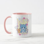 Anime Tom och Jerry Strawberry Roligt Mugg<br><div class="desc">Den här beundransvärda animerade bilden visar Tom, Jerry och Tuffy att dela roligt med jordgubbar och påssjuka. Tom, den gladlystna grått-katten, sitter med sitt tass avtryck synligt innehåll, omgiven av en explosion av färgstarka konfetti och blekkaner. Jerry, den eländiga bruna musen och Tuffy, den charmerande grått-musen, går med i roligten,...</div>