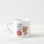 Anime Tuffy och Jerry Apple Rolling Espressomugg<br><div class="desc">Den här charmerande animala bilden fångar ett strålande ögonblick som delas mellan två berömdar möss från "Tom och Jerry". Tuffy går triumferande på ett stort glansigt äpple, medan Jerry driver äpplet med upphetsning, kanske antyder ett spel eller ett gemensamt snacks. Deras uttryck är en fullt av glädje och missöde, som...</div>