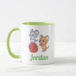 Anime Tuffy och Jerry Apple Rolling Mugg<br><div class="desc">Den här charmerande animala bilden fångar ett strålande ögonblick som delas mellan två berömdar möss från "Tom och Jerry". Tuffy går triumferande på ett stort glansigt äpple, medan Jerry driver äpplet med upphetsning, kanske antyder ett spel eller ett gemensamt snacks. Deras uttryck är en fullt av glädje och missöde, som...</div>