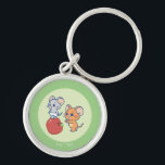 Anime Tuffy och Jerry Apple Rolling Rund Silverfärgad Nyckelring<br><div class="desc">Den här charmerande animala bilden fångar ett strålande ögonblick som delas mellan två berömdar möss från "Tom och Jerry". Tuffy går triumferande på ett stort glansigt äpple, medan Jerry driver äpplet med upphetsning, kanske antyder ett spel eller ett gemensamt snacks. Deras uttryck är en fullt av glädje och missöde, som...</div>