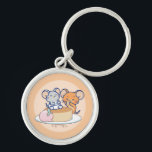 Anime Tuffy och Jerry Cheesecake Rund Silverfärgad Nyckelring<br><div class="desc">Tuffy och Jerry, de klassiska tecknen från "Tom och Jerry", har en trevlig upplevelse. Tuffy sitter triumferande i en stor bit ost, medan Jerry gleely nibbles vid tårtan bredvid honom. Bilden ställs in mot en enkel bakgrund som framhäver den glädjande interaktionen mellan de två vännerna. Deras innehållsuttryck och den lekande...</div>