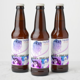 Animeflickan spottar drinketiketten ölflaska etikett