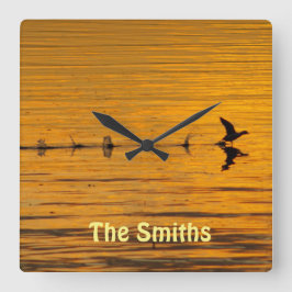 Anka som flyger genom tidsväggsklocka fyrkantig klocka