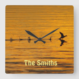 Anka som flyger genom tidsväggsklocka fyrkantig klocka