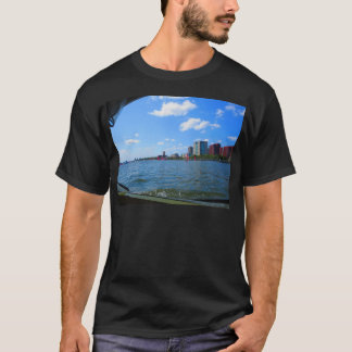 Ankan turnerar fönstret beskådar av den Boston T-shirt