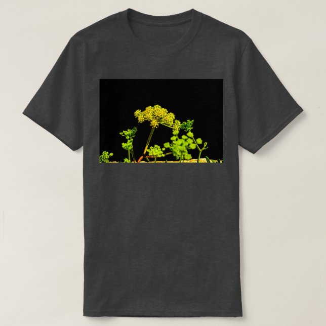 Anläggningar för blommar av gult på svart bakgrund t shirt (Design framsida)