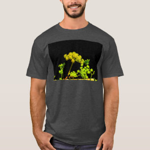 Anläggningar för blommar av gult på svart bakgrund t shirt