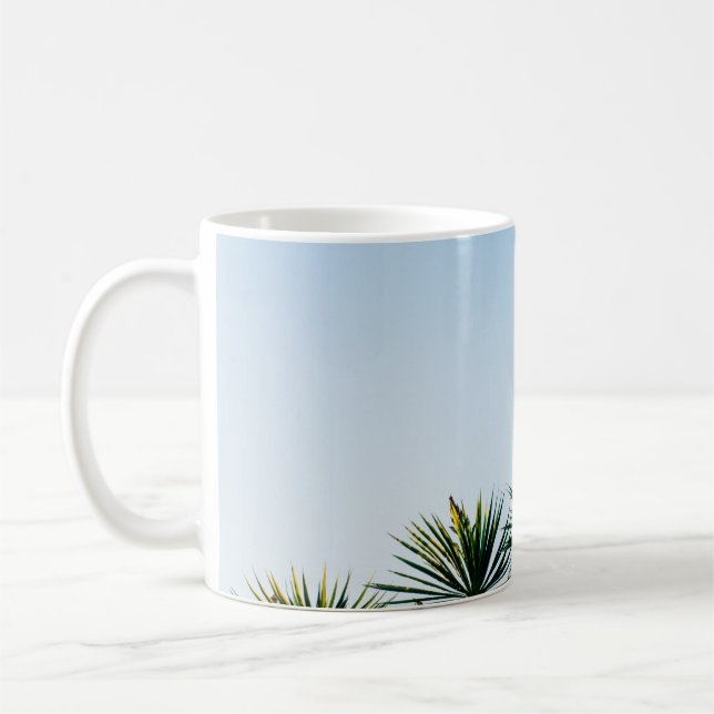 Anläggningar i grönt löv under himlar kaffemugg (Vänster)