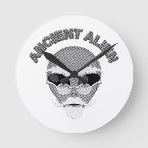 Annent Alien Head Newsprint Rund Klocka