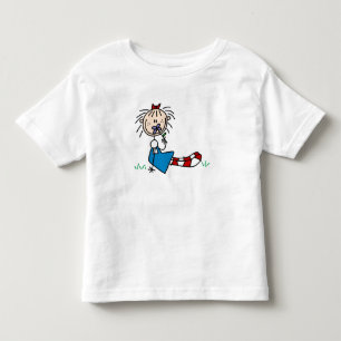 Annie Ljuger i gräs med blommig skirt T-shirt