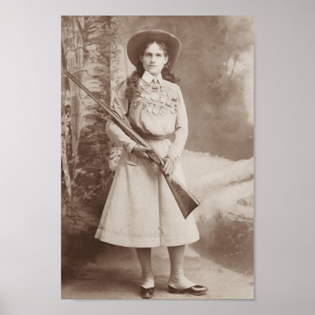Annie Oakley Holding A Rifle - 1899 Poster (Framsidan)
