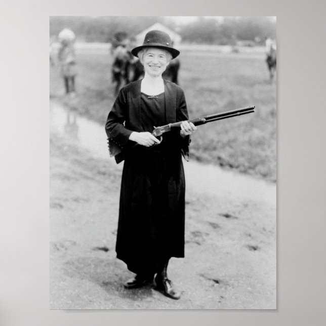 Annie Oakley Holding Rifle - 1922 Poster (Framsidan)