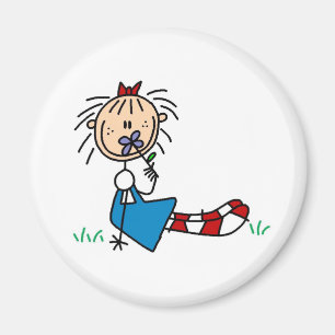 Annie som ljuger i gräs med blommamagneten magnet