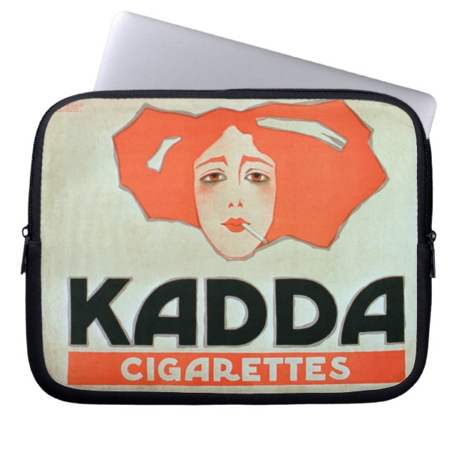 Annonsering för "Kadda cigaretter (färglitho Laptop Sleeve (Framsidan)