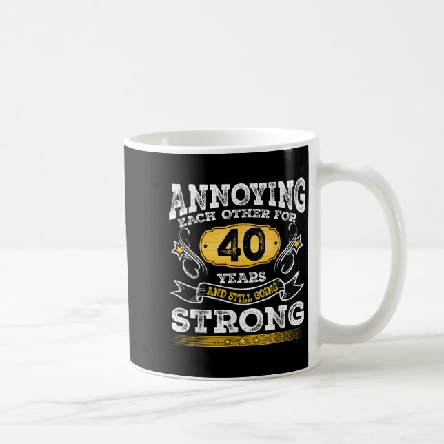 Annoting mot varandra sedan 40 år och fortsätter kaffemugg (Höger)