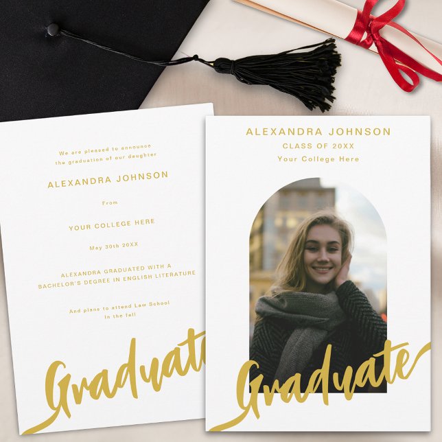 Announcem för det moderna Guld-skriptfotot Student Meddelande (Modern stylish gold script arch photo Graduation announcement card casual trendy chic )