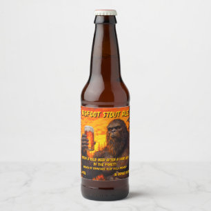 Anpassa Bigfoot som dricker en öl vid solnedgång V Ölflaska Etikett