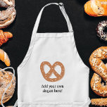 Anpassa den här Pretzel Knot-grafiken Förkläde<br><div class="desc">Lägg till en slogan eller namn om du vill skapa en personlig med ett låtsastema. Bilden visar en tysk stil-låtsassknapp av bröd (eller kan vara en amerikansk krupig konsthandling) som studeras med saltkristaller.</div>