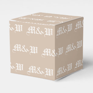 Anpassa en beige-gåva med inledande vita monogram presentaskar