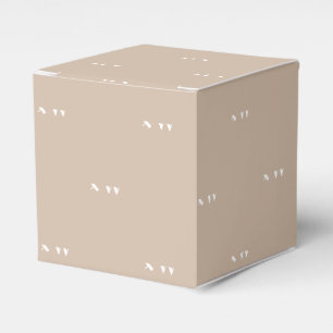Anpassa en beige-gåva med inledande vita monogram presentaskar