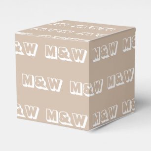 Anpassa en beige-gåva med inledande vita monogram presentaskar