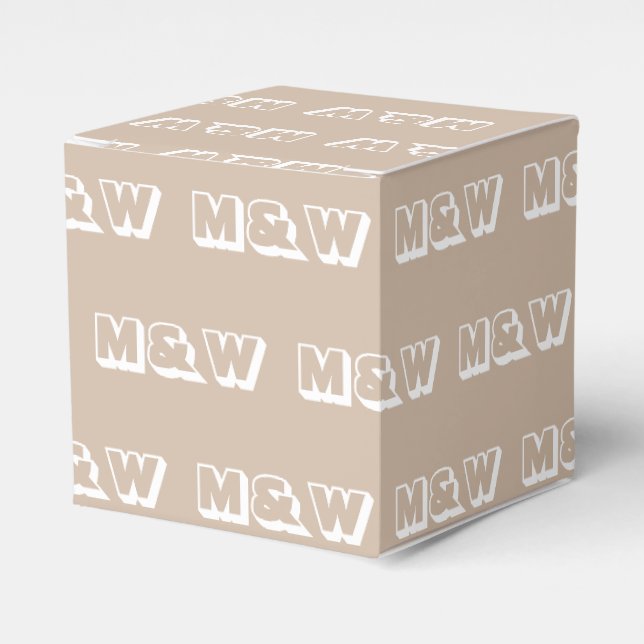 Anpassa en beige-gåva med inledande vita monogram presentaskar (Framsidan Sidan)