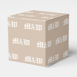 Anpassa en beige-gåva med inledande vita monogram presentaskar