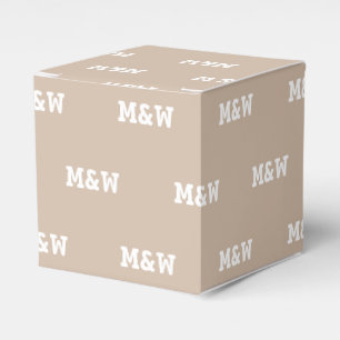 Anpassa en beige-gåva med inledande vita monogram presentaskar