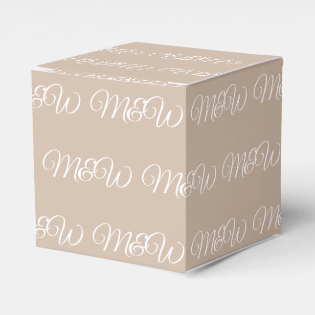 Anpassa en beige-gåva med inledande vita monogram presentaskar (Framsidan Sidan)