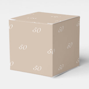 Anpassa en beige-gåva med inledande vita monogram presentaskar