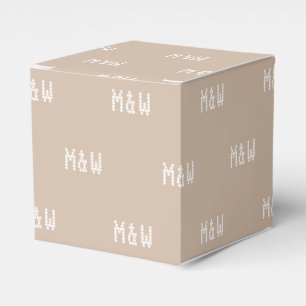 Anpassa en beige-gåva med inledande vita monogram presentaskar